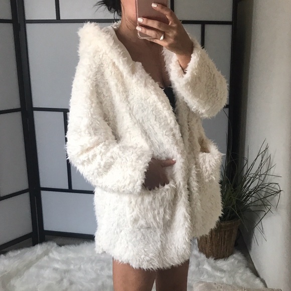 LAST 1️⃣ Soft & Fluffy Oversized Hoodie Coat - Picture 3 of 8